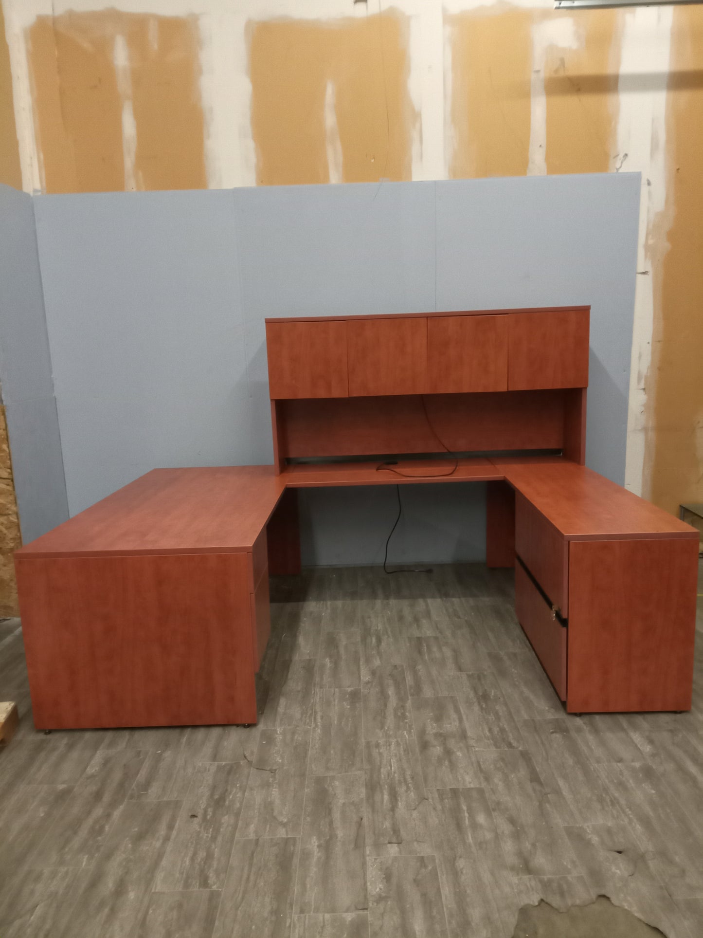 U-Desk w/ Hutch